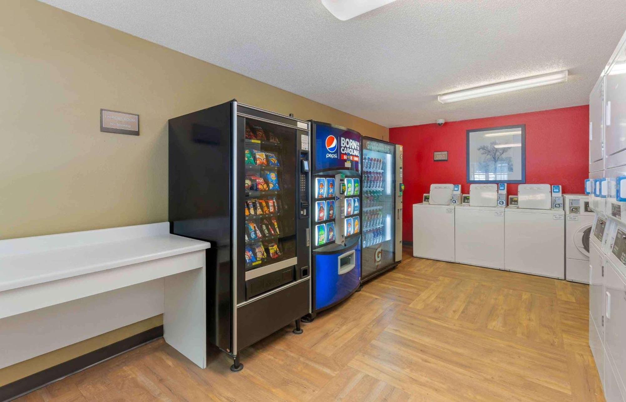 Extended Stay America Select Suites - Greensboro - Wendover Ave - Big Tree Way Exteriér fotografie